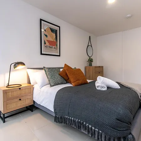 3-br In The Heart Of Leeds Centre Apartment *